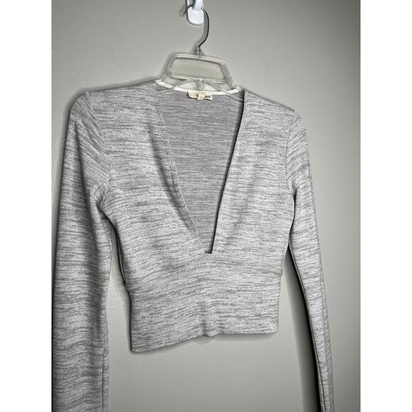 Aritzia Wilfred Free Bridgette V Neck Long Sleeve Cropped Blouse In Heather Gray - Picture 2 of 6